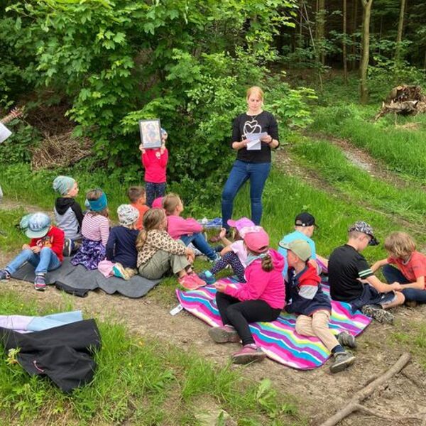 Kinder bei der Maiwanderung