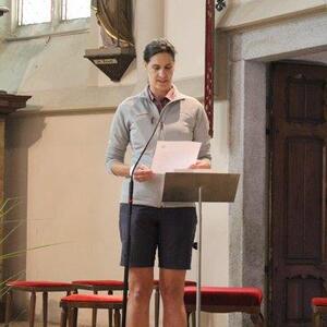 Verwaltungsvorständin Birgit Templ liest die Grußworte von Bischof Manfred Scheuer.
