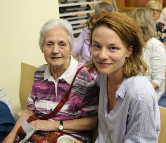 Maria Dammer mit Schauspielerin Valerie Pachner im Juni 2019 bei der privaten Vorführung von „A Hidden Life“ in St. Radegund.