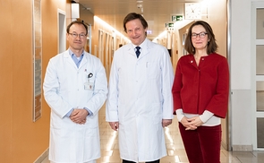 V. l.: Univ.-Doz. Dr. Johannes Clausen und Prim. Univ.-Prof. Dr. Andreas Petzer mit der ehemaligen Patientin Dr.in Michaela Herzog. 