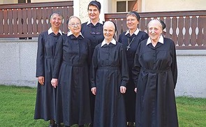 Von links: Sr. Veronika Binder, Sr. Gerlinde Krahwinkler, Novizin Sr. Gudrun Führer, Sr. Agnes Ebenhofer, Priorin Hanna Jurman, Sr. Friedburg Stachl