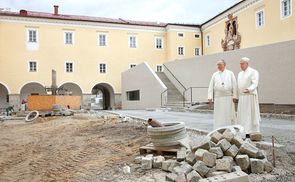 Umbauarbeiten im Stift Schlägl: Abt Martin Felhofer l.) mit Kämmerer Markus Rubasch vor der neu errichteten Stiftspforte.