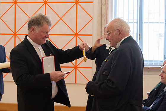 Bischof Scheuer (li) überreicht Georg Windtner das Päpstliche Ehrenzeichen „Pro Ecclesia et Pontifice“ für besondere Verdienste um die Anliegen der Kirche und des Papstes