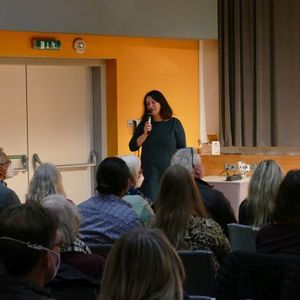 Katja Fischer von der Volkshochschul Linz begrüßt die Besucher*innen im Wissensturm