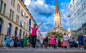 Eine Lange Nacht der Kirchen, die in Bewegung bringt: Tanzen auf dem Martin-Luther-Platz
