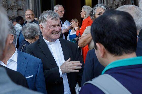 Der Jubilar freute sich sichtlich ?ber die Gratulationen bei der Feier auf dem Domplatz.