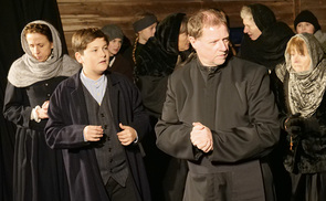 Markus Klepsa, Pfarrmoderator von Hochburg und Maria Ach sowie Dechant des Dekanats Ostermiething (vorne re) bei den Historienspielen