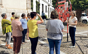 Ulrike Hammerl (re.) mit Besucherinnen der Ausstellung „Der Mensch im Zentrum“ am Michaelerplatz.