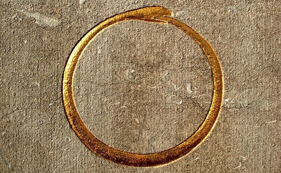 Ouroboros im Mausoleum Goblet d'Alviella in Court-Saint-Étienne/Belgien