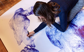Michaela Kessler mit einem ihrer Kunstwerke