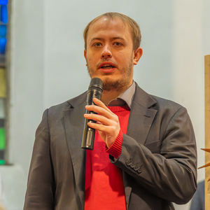 Pfarrgemeinderatsobmann erklärt die Beauftragung zur Wortgottesfeier-Leitung