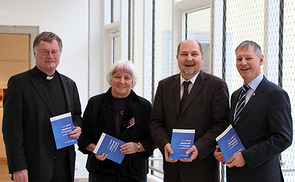 V. l.: Diözesanbischof Dr. Manfred Scheuer, Oberkirchenrätin i. R. Dr.in Hannelore Reiner, Superintendent Dr. Gerold Lehner und KU-Rektor Univ.-Prof. Dr. Franz Gruber mit dem gedruckten 'Gemeinsamen Wort'. 