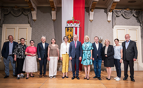 Landeshauptmann Thomas Stelzer mit den neu gewählten Vorsitzenden und Vorsitzenden-Stellvertretern der Fachbeiräte des 9. Landeskulturbeirats (2023-2027)