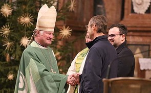 Bischof Scheuer besiegelt die Ernennung von Pfarrer und Pfarrvorständen mit Handschlag.