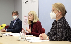 V. l.: Prim. Dr. Jörg Auer vom KUK Linz, Gesundheitsreferentin LH-Stv.in Mag.a Christine Haberlander und die Leiterin der TelefonSeelsorge OÖ Mag.a Silvia Breitwieser