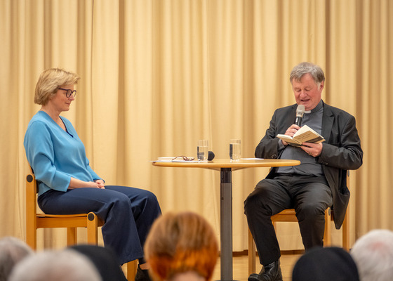 Melanie Wolfers und Bischof Manfred Scheuer.
