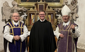 Frater Jakobus Sieberer-Kefer (Mitte) mit Abt Ambros Ebhart (r.) und Prior Prior P. Maximilian Bergmayr 