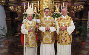 (v.l.) Bischof Manfred Scheuer, Diakon Ewald Nathanael Donhoffer OPraem und Abt Lukas Dikany OPraem.