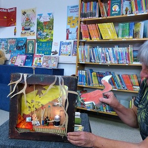 Maus und Fuchs zu Besuch in der Bibliothek Lenzing
