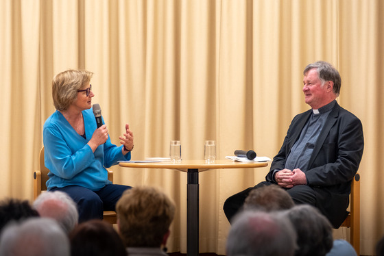 Melanie Wolfers und Bischof Manfred Scheuer.