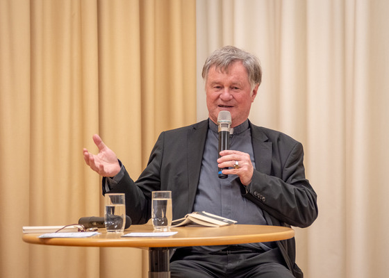 Bischof Manfred Scheuer bei der Präsentation seines Buches.