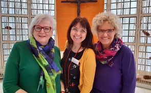 Doris Wierzbicki, Krankenhausseelsorgerin am Klinikum ­Diakonissen Linz (Mitte) mit ihren Kolleginnen Ingrid Krieger, evangelische eherenamtliche Seelsorgerin (links) und Gudrun Wandl, katholische ehrenamtliche Seelsorgerin.