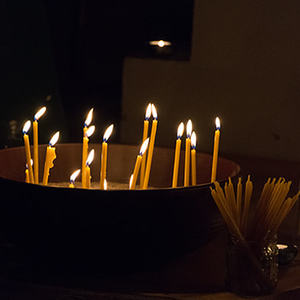 Nacht der 1000 Lichter erstmals auch in in der Pfarre Kirchdorf/Krems. Der Lichterweg begann am Kirchenplatz und führte durch die Kirche. Dort gab es mehrere Impuls-Stationen: Genussmeditation, Namensbänke wie Glaubensbank, Kraftbank, Gott-Sei-Dank-B