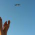 Füße und Vogel vor blauem Himmel. © Isabella Unfried